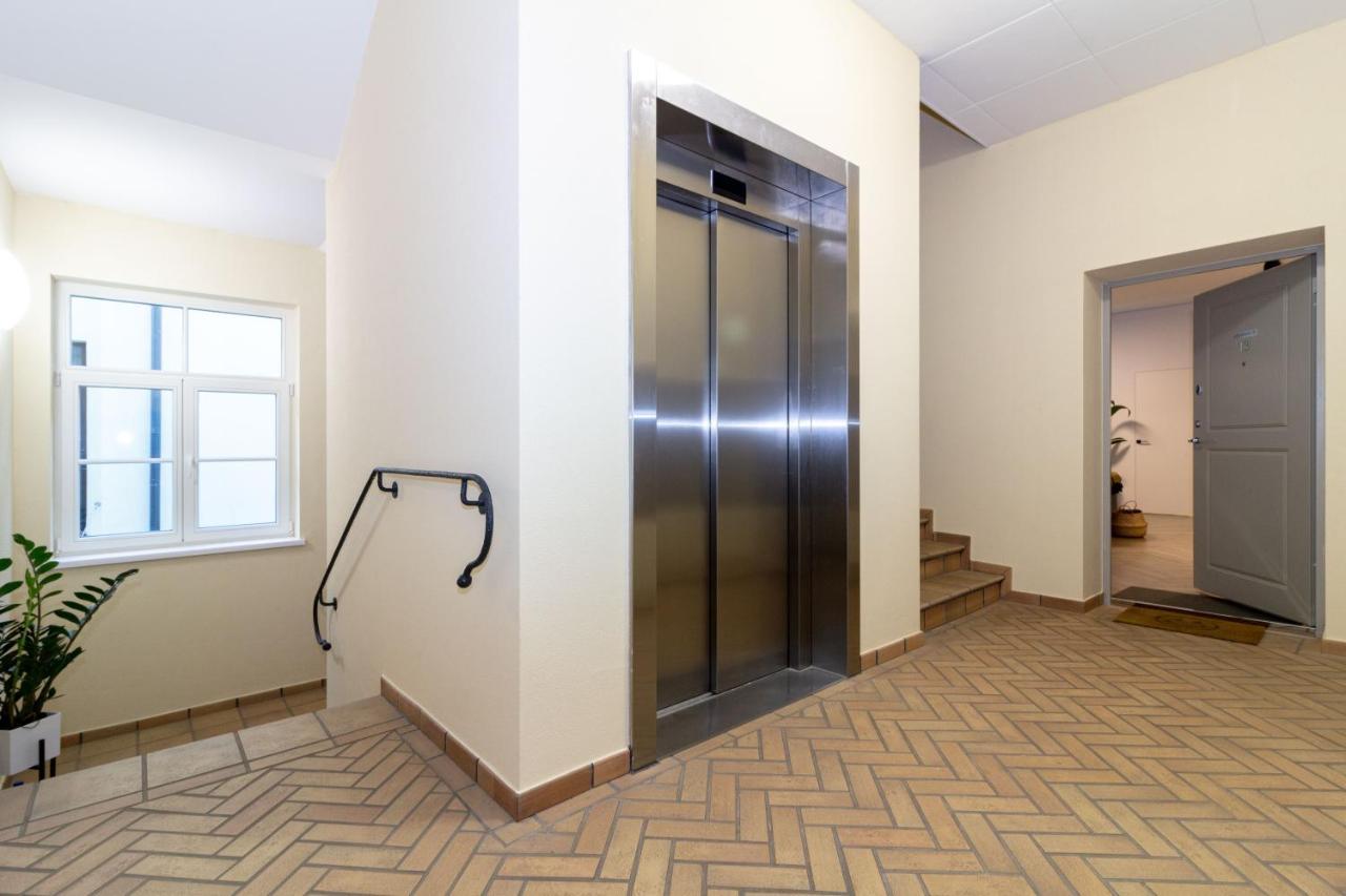 Cohost I Oldtown 60M2 Apt W-Garage Parking, Balcony & Self Check-In Vilnius Bagian luar foto