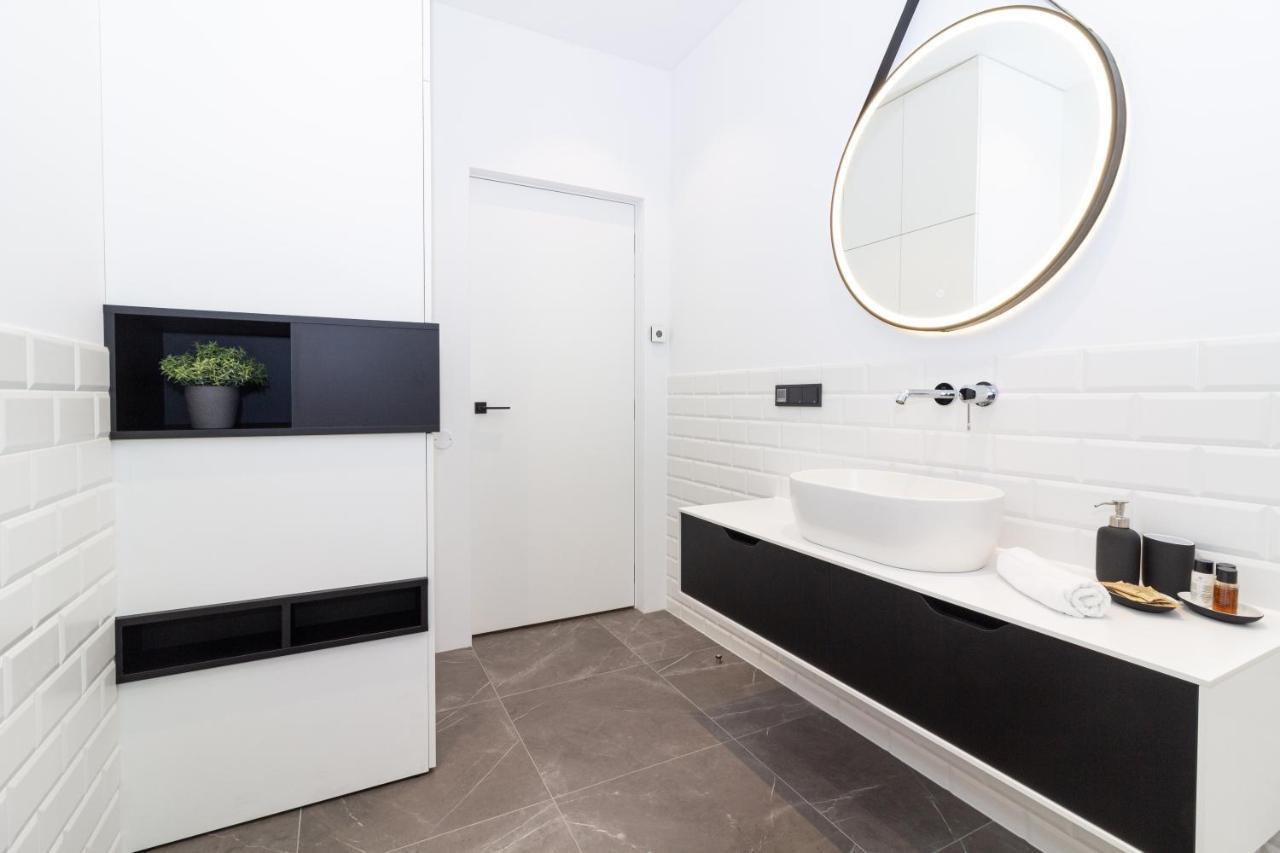 Cohost I Oldtown 60M2 Apt W-Garage Parking, Balcony & Self Check-In Vilnius Bagian luar foto